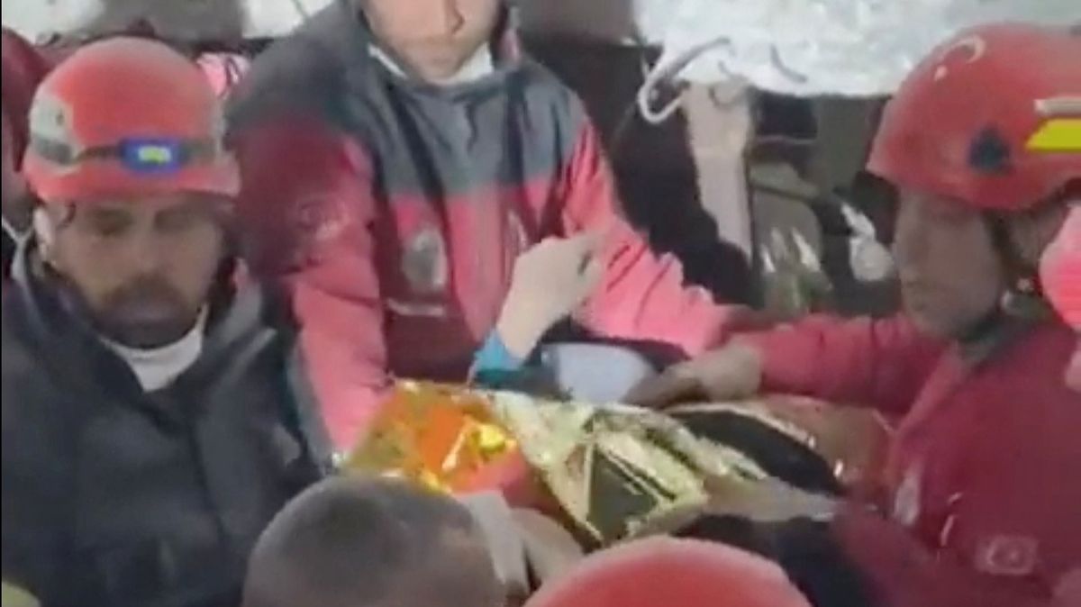 V Turecku jako zázrakem po 222 hodinách vytáhli záchranáři z trosek živou ženu